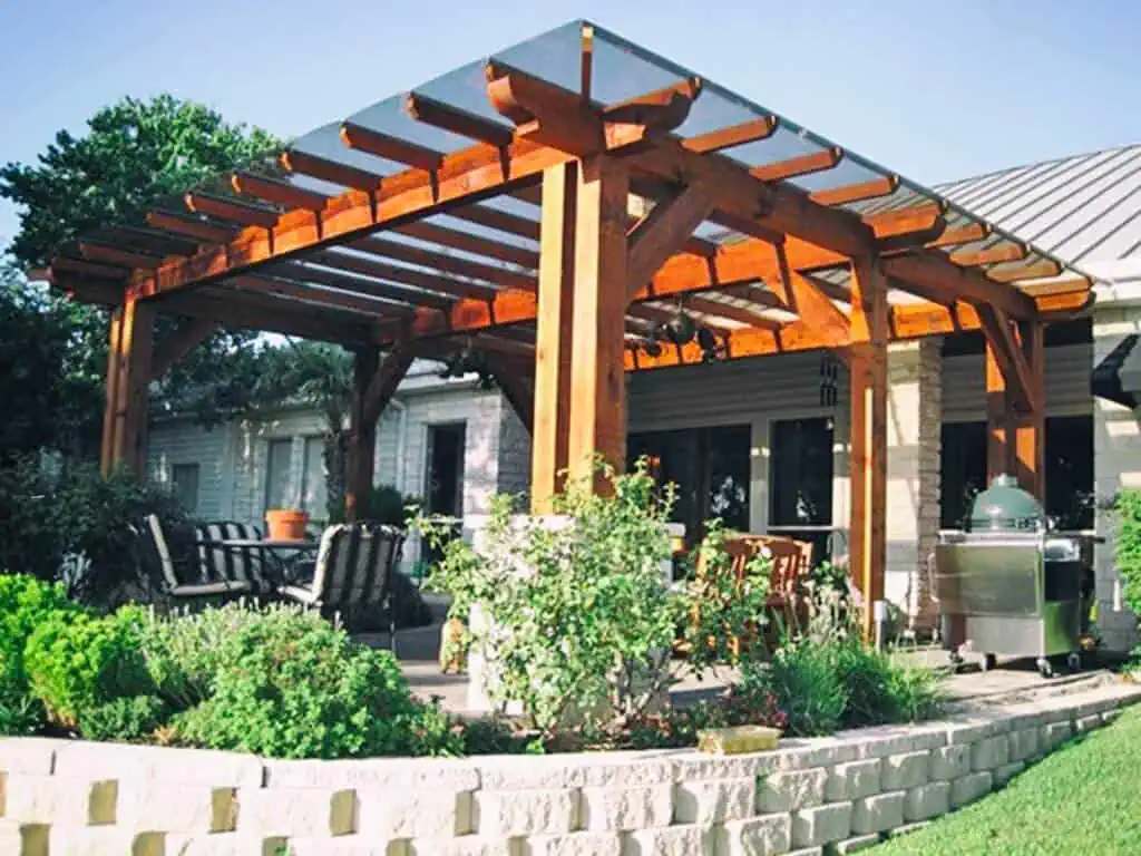 Строительство беседки из дерева на участке с современным дизайном для отдыха и прогулок.